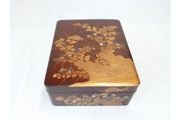 江戸期　時代物　法橋光琳　方祝　木製　鶴菊　螺鈿　金彩　蒔絵　梨子地　優美な鶴が印象的な文箱(書道具、小箱、硯箱、ツル、共箱付き)(R-069894)