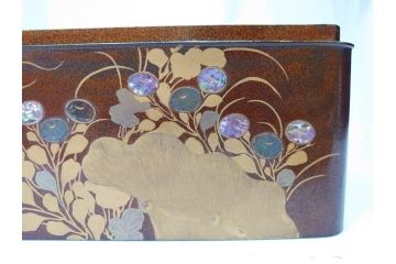 江戸期　時代物　法橋光琳　方祝　木製　鶴菊　螺鈿　金彩　蒔絵　梨子地　優美な鶴が印象的な文箱(書道具、小箱、硯箱、ツル、共箱付き)(R-069894)