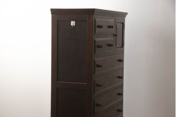 和製ビンテージ　シックな佇まいと丸い取っ手が魅力の収納箪笥(洋服タンス、和箪笥、整理タンス、衣装箪笥、チェスト、引き出し、戸棚、ヴィンテージ)(R-069899)