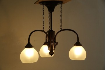 和製アンティーク　大正ロマンの雰囲気漂う古い洋館の3灯シャンデリア　(R-069901)