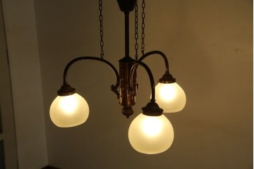 和製アンティーク　大正ロマンの雰囲気漂う古い洋館の3灯シャンデリア　(R-069901)