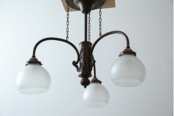 和製アンティーク　大正ロマンの雰囲気漂う古い洋館の3灯シャンデリア　(R-069901)