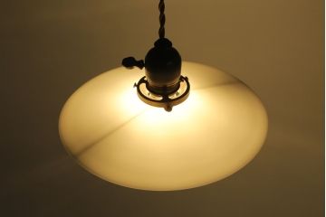 和製アンティーク　昭和レトロな天井碍子(ガイシ)ローゼット付きの平笠照明(電笠、吊り下げ照明、ペンダントライト)(R-069904)