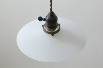 和製アンティーク　昭和レトロな天井碍子(ガイシ)ローゼット付きの平笠照明(電笠、吊り下げ照明、ペンダントライト)(R-069904)