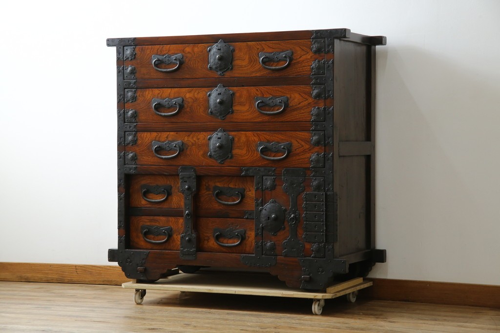 和製ビンテージ　重厚感ある金具が立派なアンティーク調の車箪笥　(R-069907)