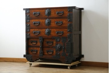 和製ビンテージ　重厚感ある金具が立派なアンティーク調の車箪笥　(R-069907)