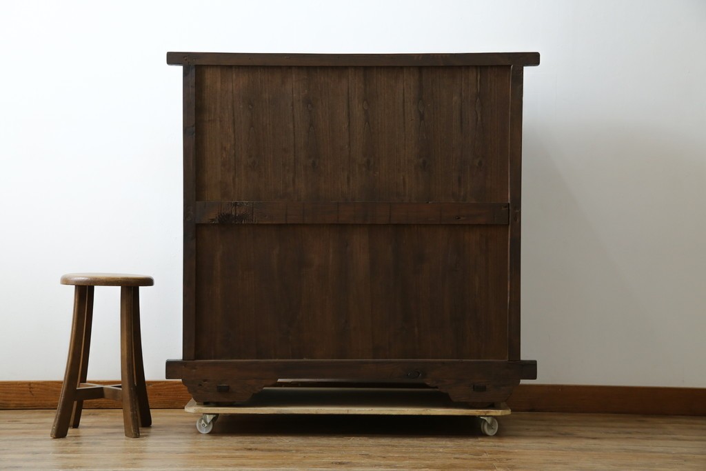 和製ビンテージ　重厚感ある金具が立派なアンティーク調の車箪笥　(R-069907)