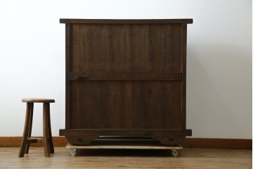 和製ビンテージ　重厚感ある金具が立派なアンティーク調の車箪笥　(R-069907)