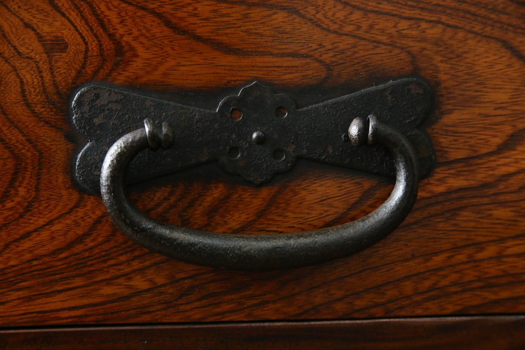 和製ビンテージ　重厚感ある金具が立派なアンティーク調の車箪笥　(R-069907)