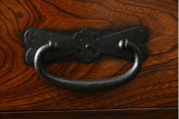 和製ビンテージ　重厚感ある金具が立派なアンティーク調の車箪笥　(R-069907)