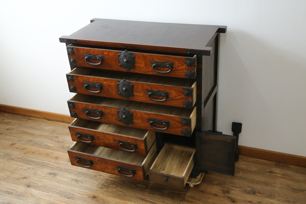 和製ビンテージ　重厚感ある金具が立派なアンティーク調の車箪笥　(R-069907)