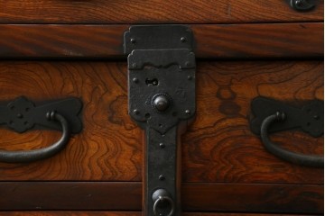 和製ビンテージ　重厚感ある金具が立派なアンティーク調の車箪笥　(R-069907)