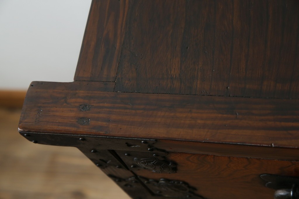 和製ビンテージ　重厚感ある金具が立派なアンティーク調の車箪笥　(R-069907)