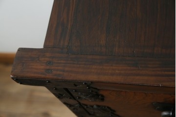 和製ビンテージ　重厚感ある金具が立派なアンティーク調の車箪笥　(R-069907)