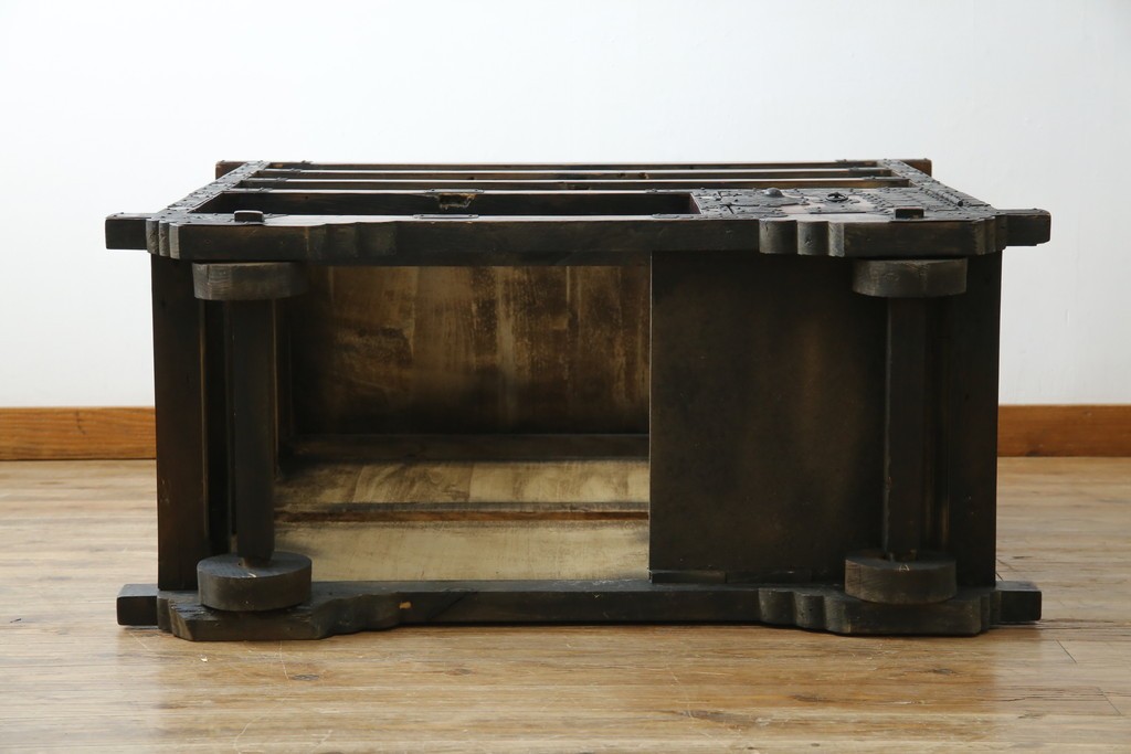 和製ビンテージ　重厚感ある金具が立派なアンティーク調の車箪笥　(R-069907)