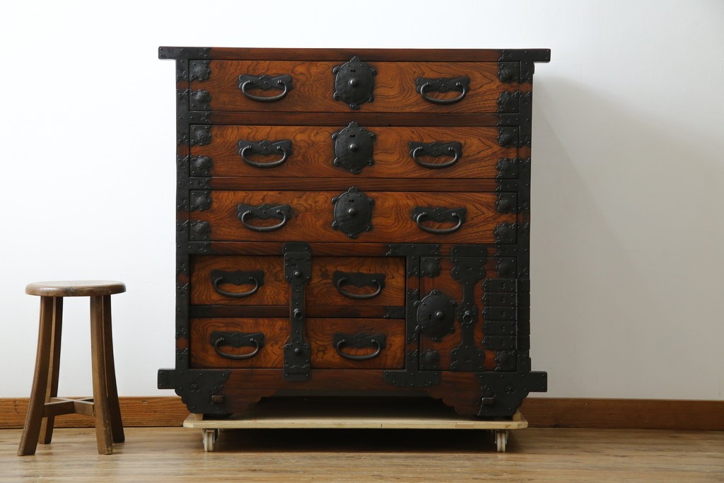 和製ビンテージ　重厚感ある金具が立派なアンティーク調の車箪笥　(R-069907)