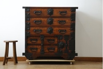 和製ビンテージ　重厚感ある金具が立派なアンティーク調の車箪笥　(R-069907)