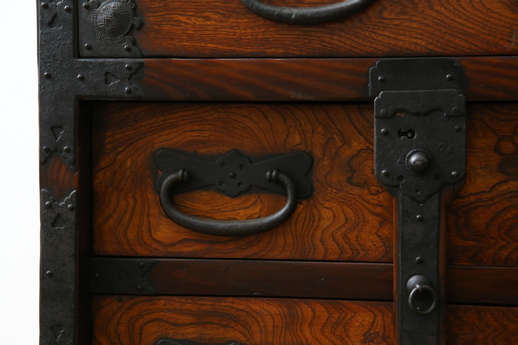 和製ビンテージ　重厚感ある金具が立派なアンティーク調の車箪笥　(R-069907)