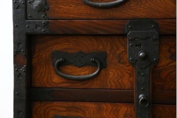 和製ビンテージ　重厚感ある金具が立派なアンティーク調の車箪笥　(R-069907)
