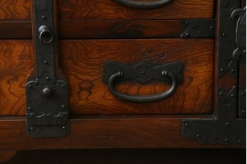 和製ビンテージ　重厚感ある金具が立派なアンティーク調の車箪笥　(R-069907)