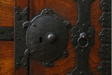 和製ビンテージ　重厚感ある金具が立派なアンティーク調の車箪笥　(R-069907)