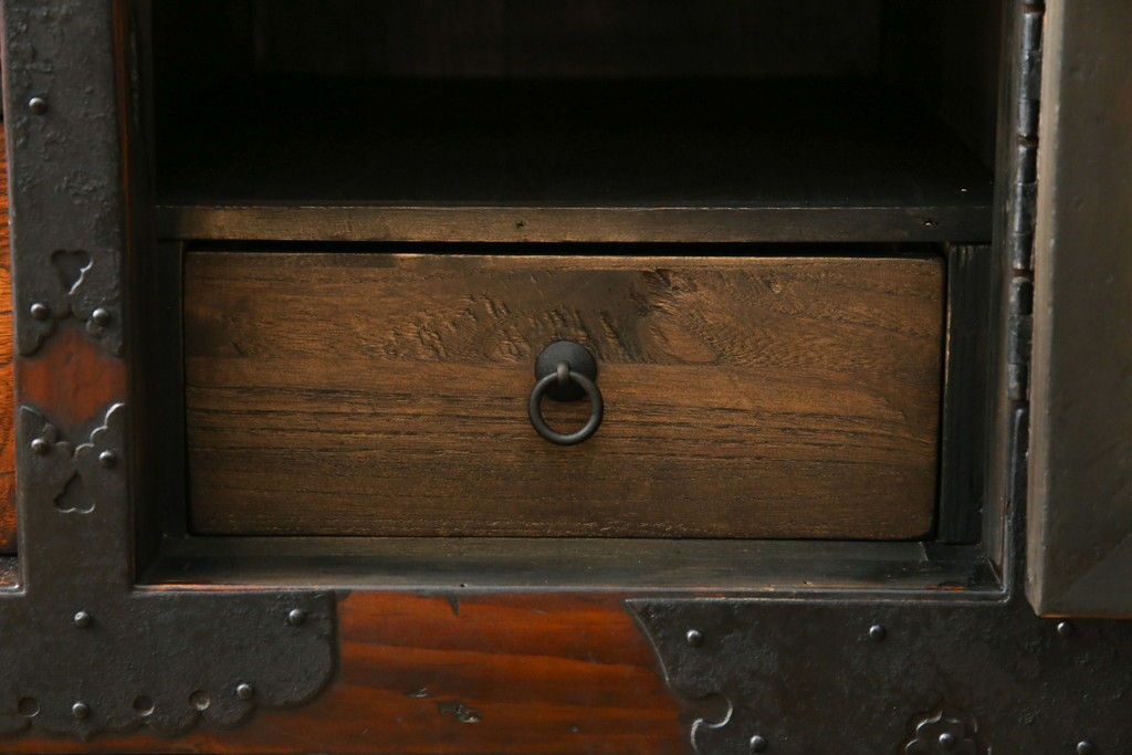 和製ビンテージ　重厚感ある金具が立派なアンティーク調の車箪笥　(R-069907)