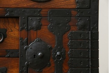 和製ビンテージ　重厚感ある金具が立派なアンティーク調の車箪笥　(R-069907)