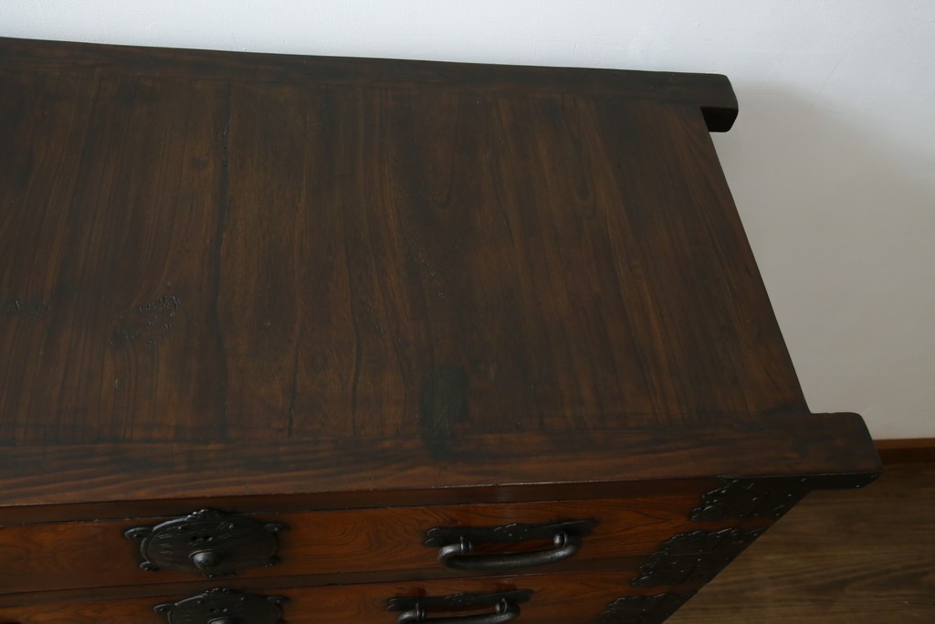 和製ビンテージ　重厚感ある金具が立派なアンティーク調の車箪笥　(R-069907)