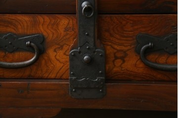 和製ビンテージ　重厚感ある金具が立派なアンティーク調の車箪笥　(R-069907)