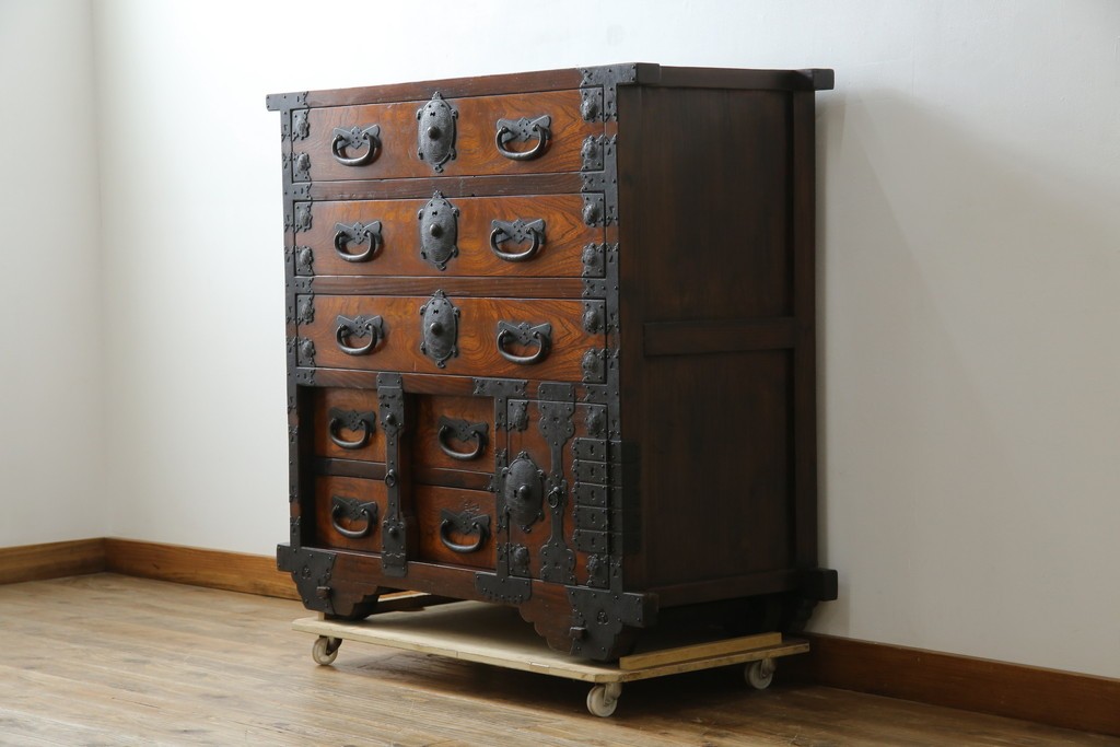 和製ビンテージ　重厚感ある金具が立派なアンティーク調の車箪笥　(R-069907)