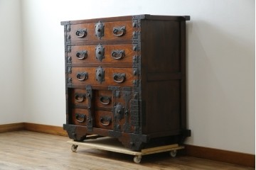 和製ビンテージ　重厚感ある金具が立派なアンティーク調の車箪笥　(R-069907)