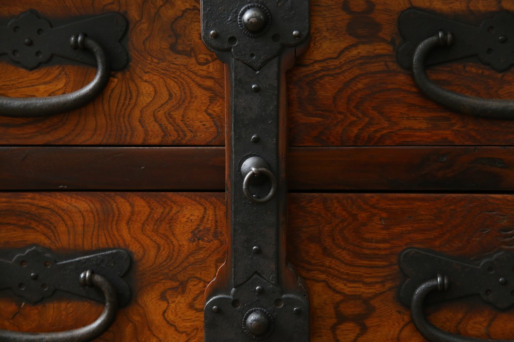 和製ビンテージ　重厚感ある金具が立派なアンティーク調の車箪笥　(R-069907)