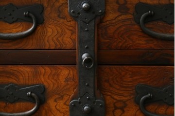 和製ビンテージ　重厚感ある金具が立派なアンティーク調の車箪笥　(R-069907)