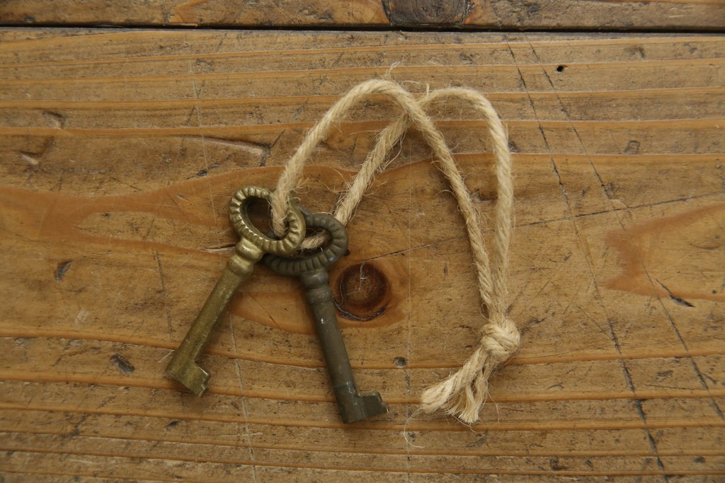 和製ビンテージ　重厚感ある金具が立派なアンティーク調の車箪笥　(R-069907)