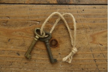 和製ビンテージ　重厚感ある金具が立派なアンティーク調の車箪笥　(R-069907)