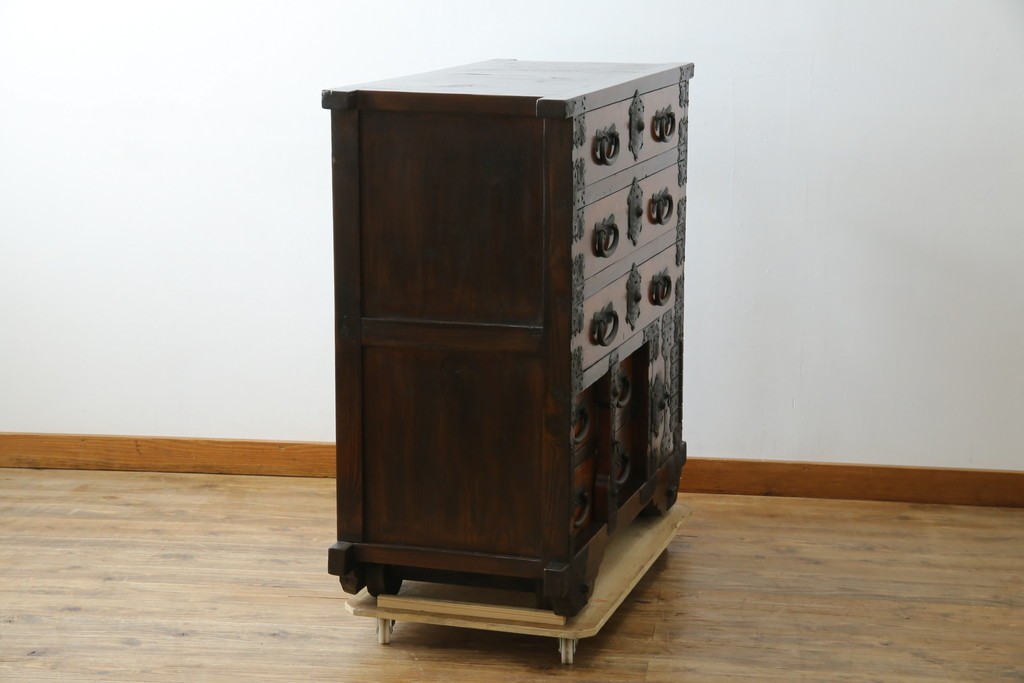 和製ビンテージ　重厚感ある金具が立派なアンティーク調の車箪笥　(R-069907)