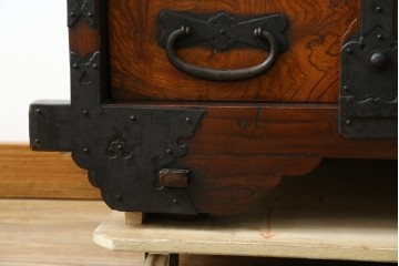 和製ビンテージ　重厚感ある金具が立派なアンティーク調の車箪笥　(R-069907)