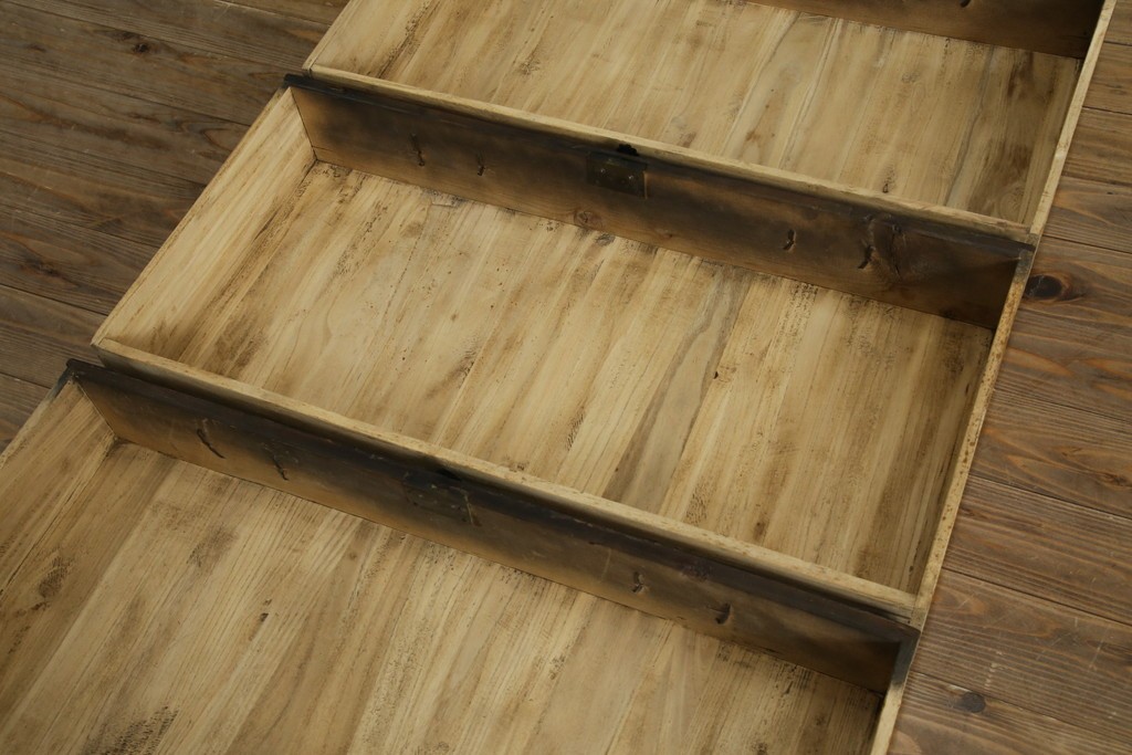 和製ビンテージ　重厚感ある金具が立派なアンティーク調の車箪笥　(R-069907)