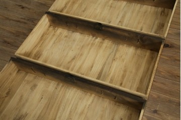 和製ビンテージ　重厚感ある金具が立派なアンティーク調の車箪笥　(R-069907)