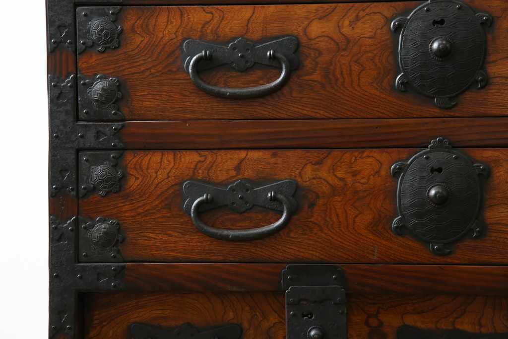 和製ビンテージ　重厚感ある金具が立派なアンティーク調の車箪笥　(R-069907)