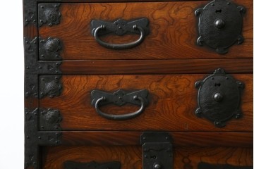 和製ビンテージ　重厚感ある金具が立派なアンティーク調の車箪笥　(R-069907)