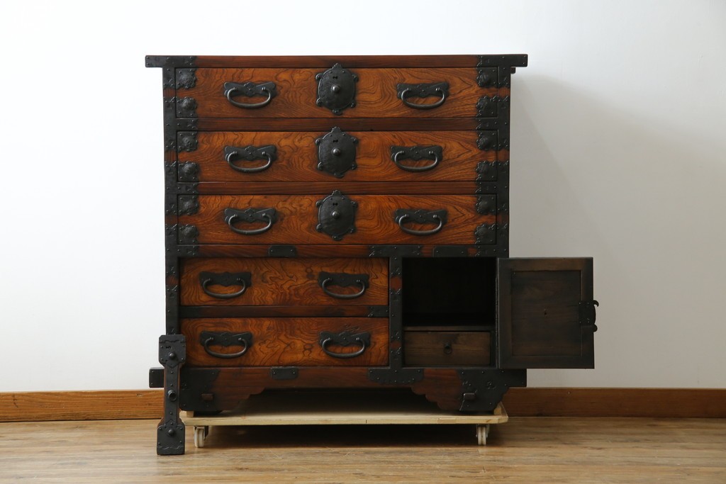 和製ビンテージ　重厚感ある金具が立派なアンティーク調の車箪笥　(R-069907)