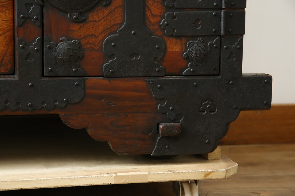 和製ビンテージ　重厚感ある金具が立派なアンティーク調の車箪笥　(R-069907)
