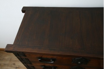 和製ビンテージ　重厚感ある金具が立派なアンティーク調の車箪笥　(R-069907)