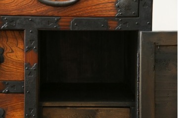 和製ビンテージ　重厚感ある金具が立派なアンティーク調の車箪笥　(R-069907)