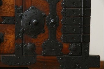 和製ビンテージ　重厚感ある金具が立派なアンティーク調の車箪笥　(R-069907)