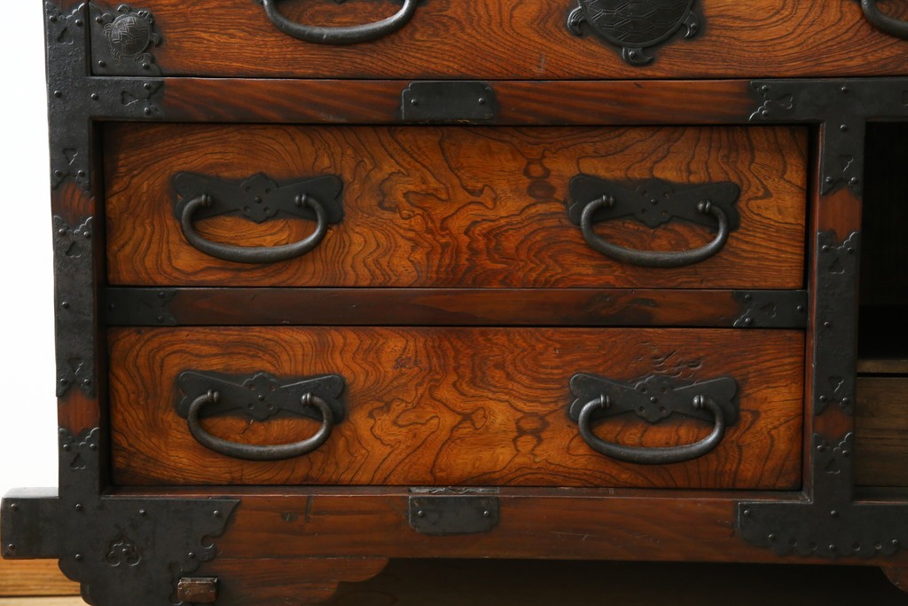 和製ビンテージ　重厚感ある金具が立派なアンティーク調の車箪笥　(R-069907)