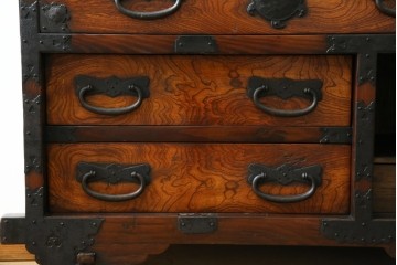 和製ビンテージ　重厚感ある金具が立派なアンティーク調の車箪笥　(R-069907)