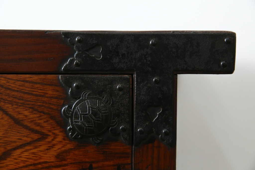 和製ビンテージ　重厚感ある金具が立派なアンティーク調の車箪笥　(R-069907)