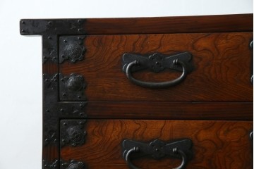 和製ビンテージ　重厚感ある金具が立派なアンティーク調の車箪笥　(R-069907)